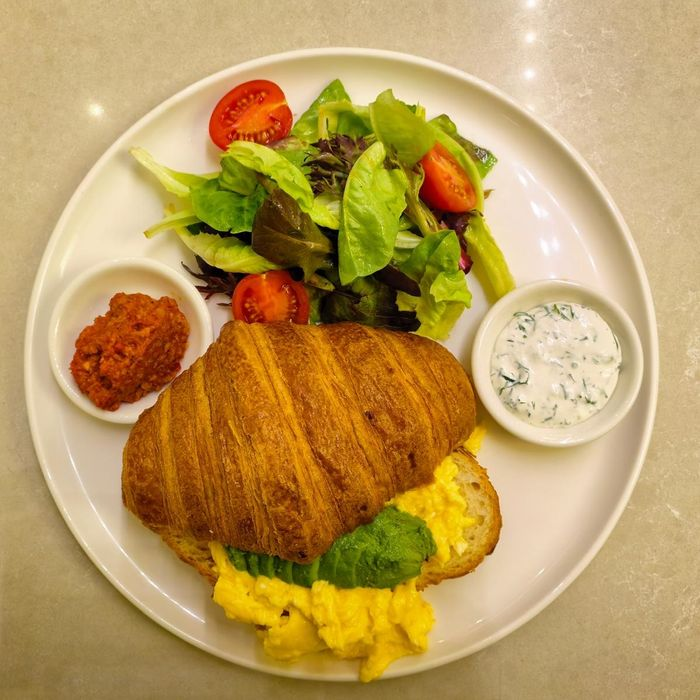 Kruvasan Avokado Scramble