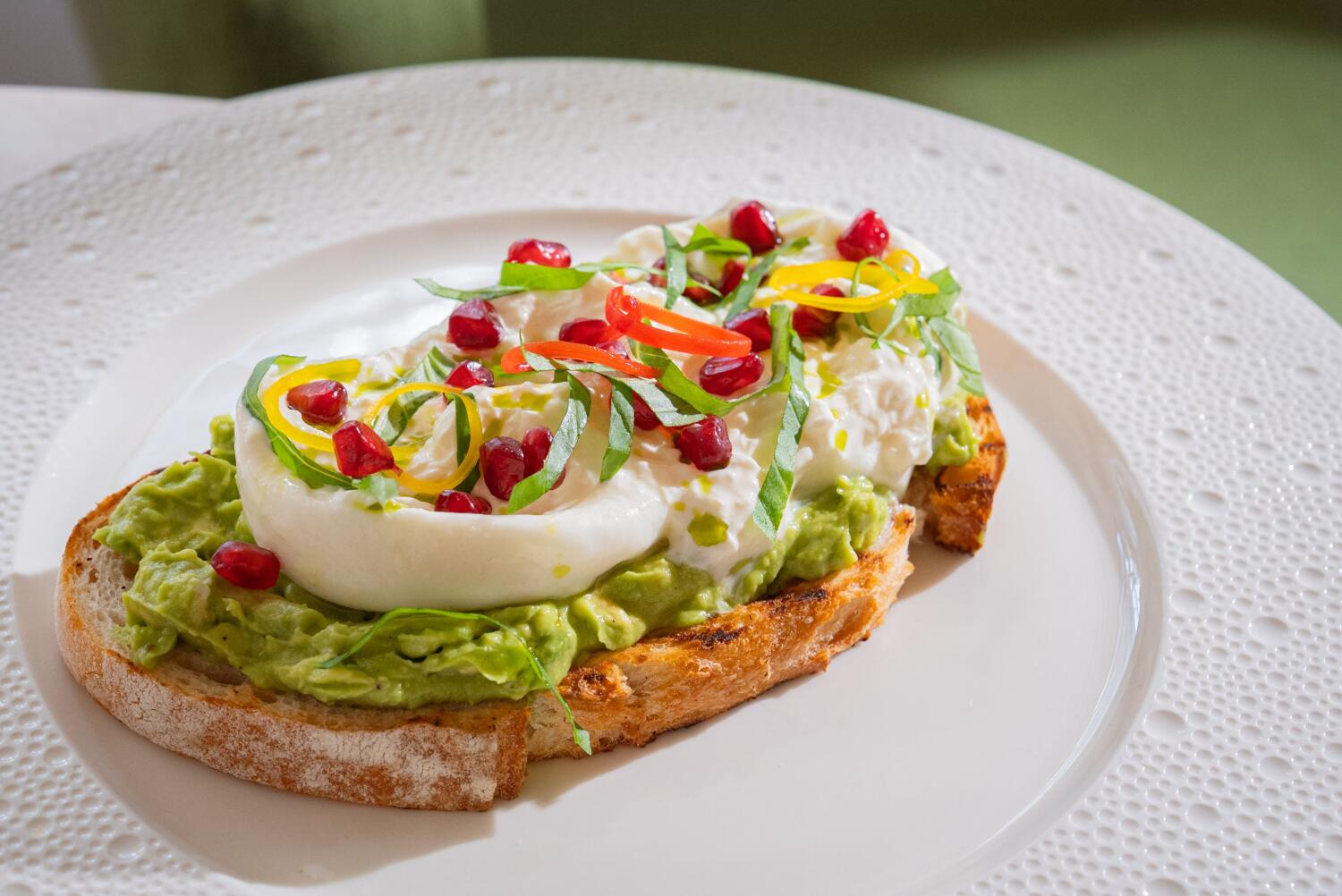 Burrata ve Avokado Tartine