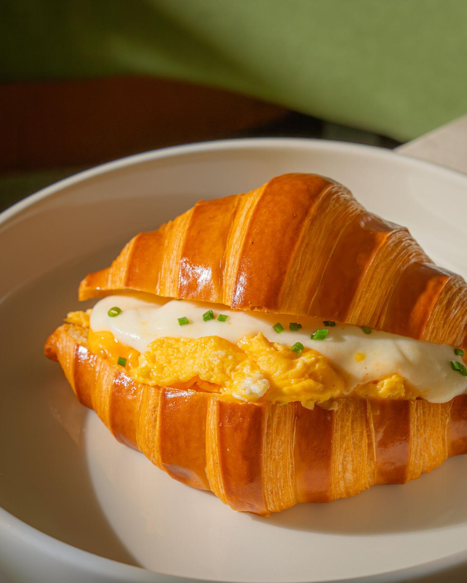 Yumurtalı Peynirli Kruvasan