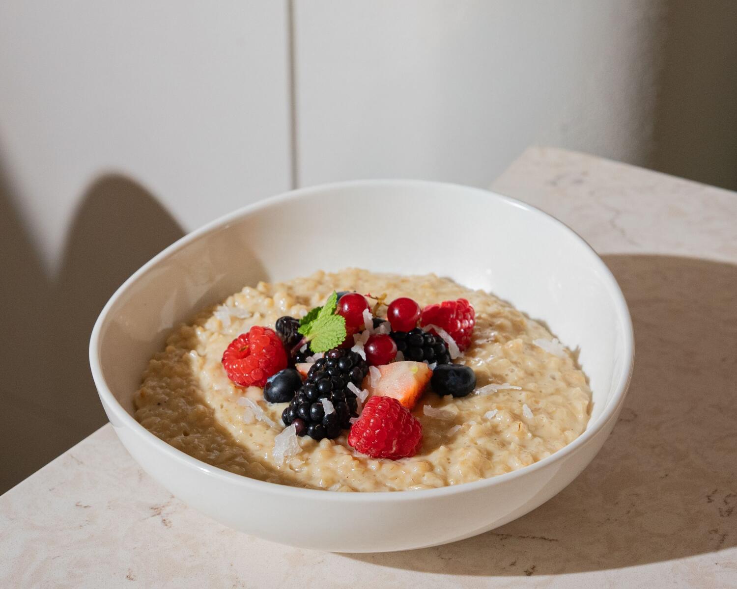 Ahududu soslu ve karışık meyveli yulaf lapası