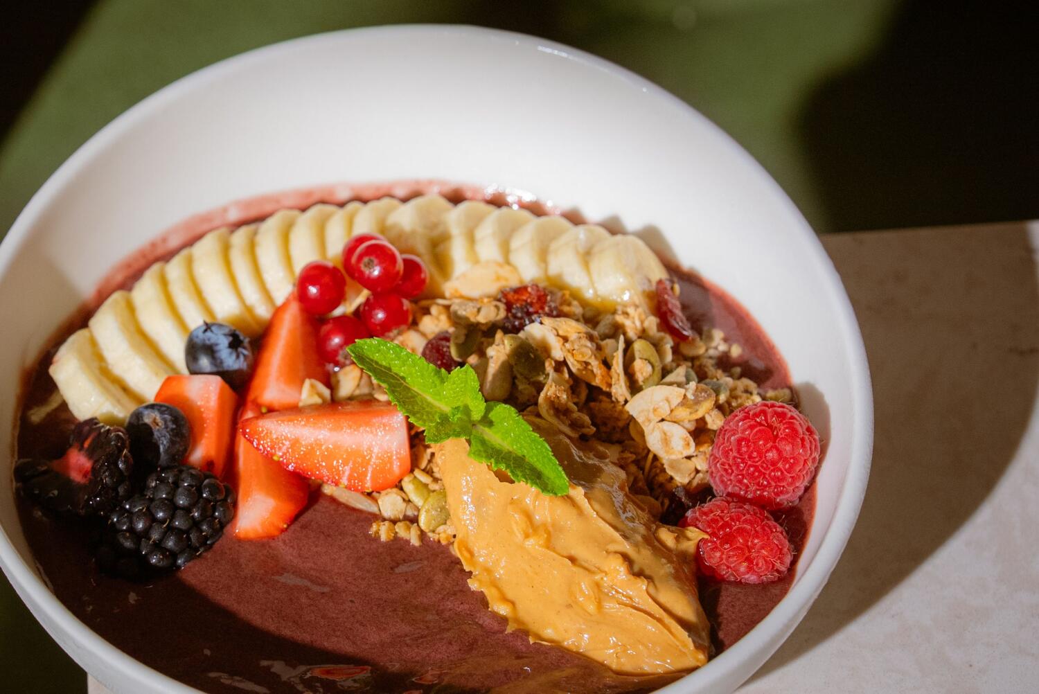 Granola ve Fıstık Ezmeli Acai Kasesi